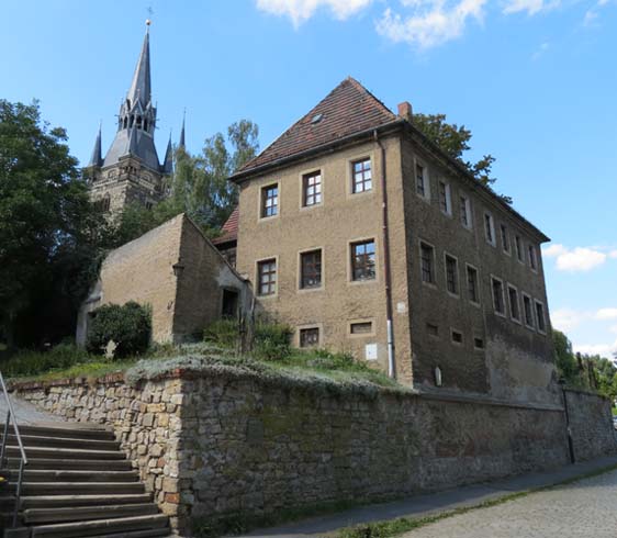 die älteste Landschule Sachsens - Vorderansicht von links