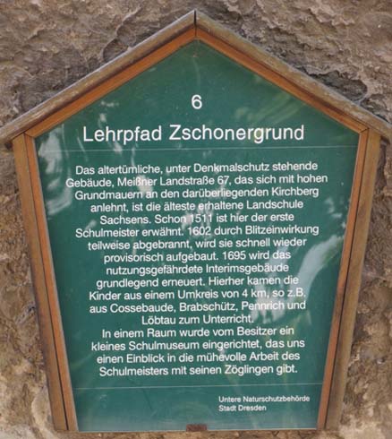 Tafel an der ältesten Landschule Sachsens