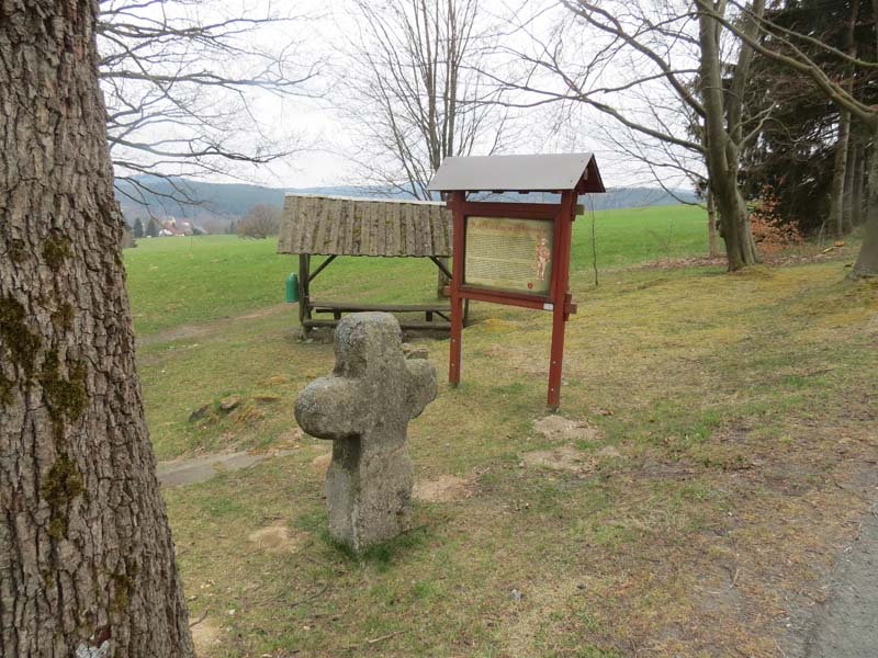 das Steinkreuz und die Gedenktafel oberhalb von Oberbrambach