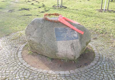 Gedenkstein auf dem Dorfplatz von Alt-Mockritz