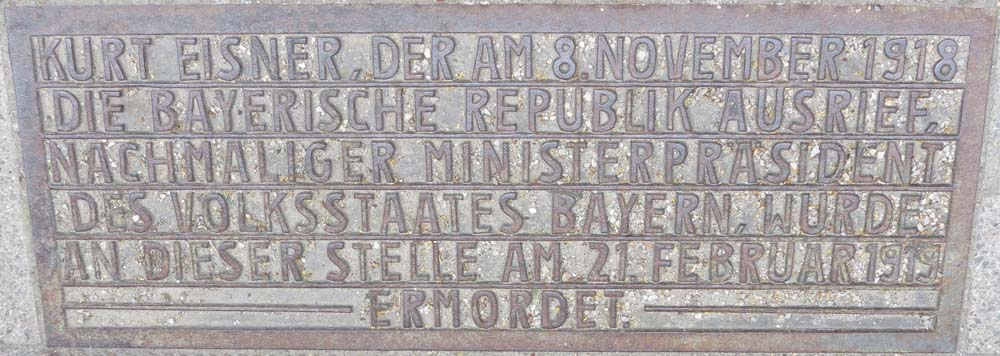 Inschrift auf der Gedenkplatte am Ort der Ermordung von Kurt Eisner