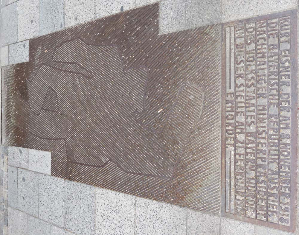 Gedenkplatte am Ort der Ermordung von Kurt Eisner