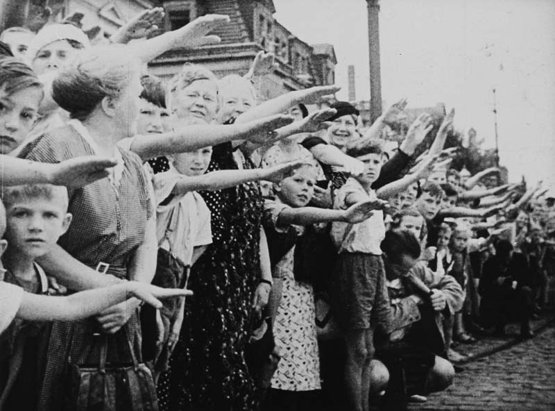Publikum mit zum Hitlergruß erhobenen Arm am Straßenrand in Dresden