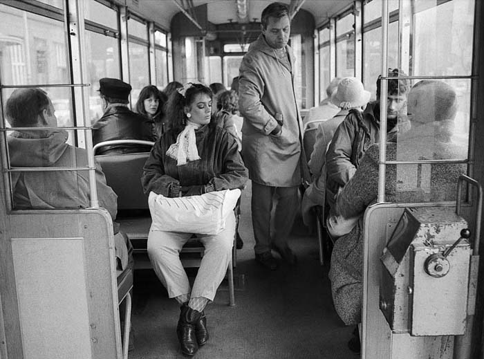 Fahrgäste in einer Straßenbahn mit Zahlbox