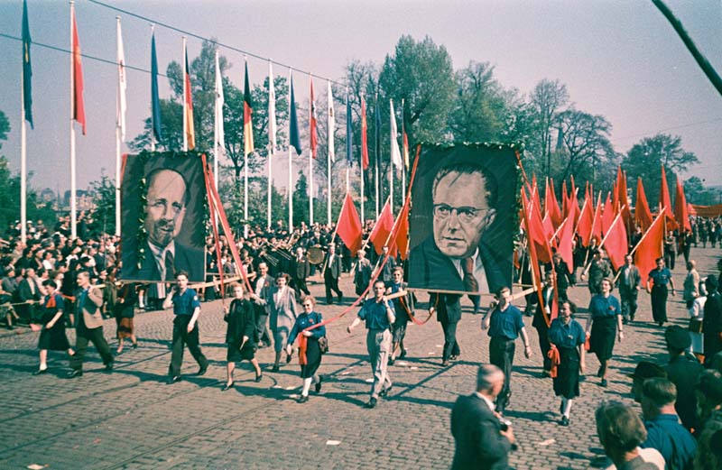 Demonstrationszug zum 1. Mai 1952 in Dresden