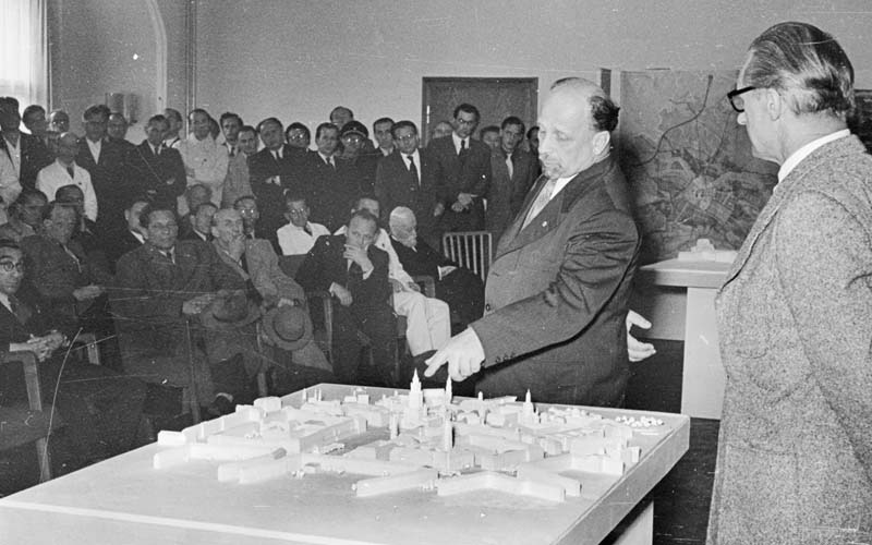 Demonstrationszug zum 1. Mai 1952 in Dresden
