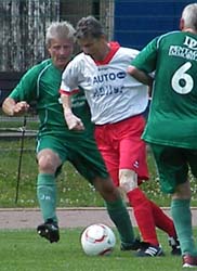 Der Ballführende Roland Heinzl wird von Heinz-Detlev Haake und Karsten Kohler umringt.