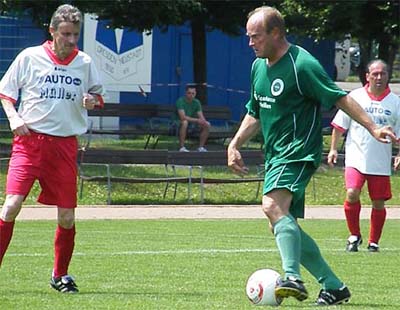 Holger Dörwald führt den Ball gegen Roland Heinzl und Rolf Kändler.