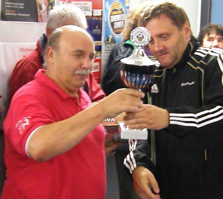 Turnierleiter Uwe Hempel gratuliert dem DSC-Mannschaftsleiter Bernd Lehmann zum Turniersieg.