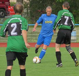Holger Hofmann dribbelt gegen Lars Weber (2) und Lars Kuziel (7).