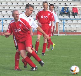 Hagen Zimare spielt den Ball ab, bedrängt von Ralf Pagels. Im Hintergrund Roland Heinzl und Andreas Hoy.