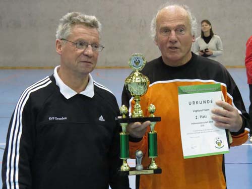 Peter Schubert ehrt den Kapitän des Turniersiegers