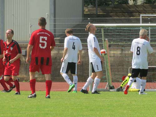 Das 1:0 ist gefallen. Links der Torschütze Thomas Rülker.