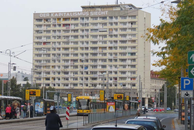 das Hochhaus am Pirnaischen Platz mit dem Schriftzug ´Der Kapitalismus siecht´