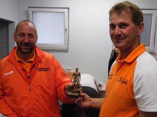 Ralf G&uuml;nther ehrt den Spieler der Saison Lars Reibold