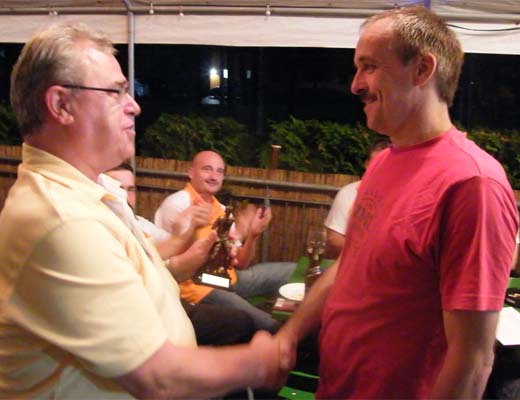 Lothar Klo� gratuliert Frank Juschten
