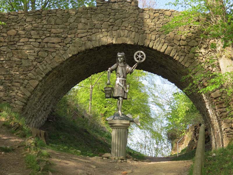 neue Statue des Sonnengottes Krodo auf der Harzburg in Bad Harzburg