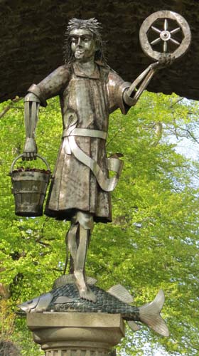 die Statue des Sonnengottes Krodo auf der Harzburg in Bad Harzburg