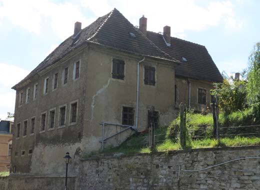 die älteste Landschule Sachsens - Vorderansicht von rechts