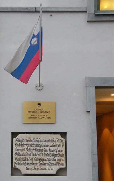 Wandtafel am Gebäude des slowenischen Konsulats