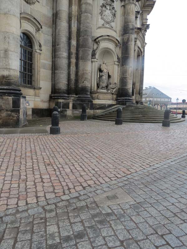 die Katholische Hofkirche in Dresden mit dem Napoleonstein