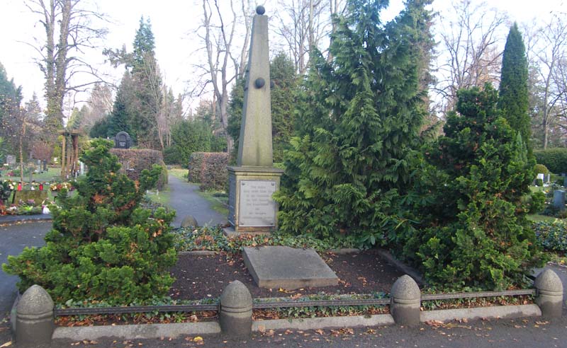 Stein-Obelisk zu Ehren der Gefallenen (Großansicht)