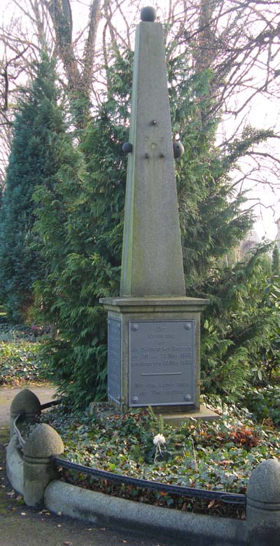 Stein-Obelisk zu Ehren der Gefallenen (Nahansicht)