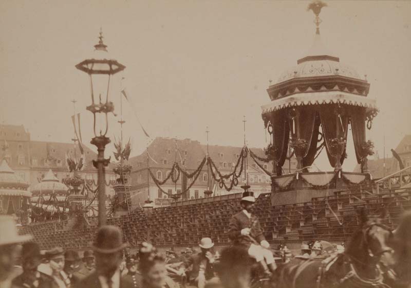 Tribüne und Festpavillons auf dem Altmarkt