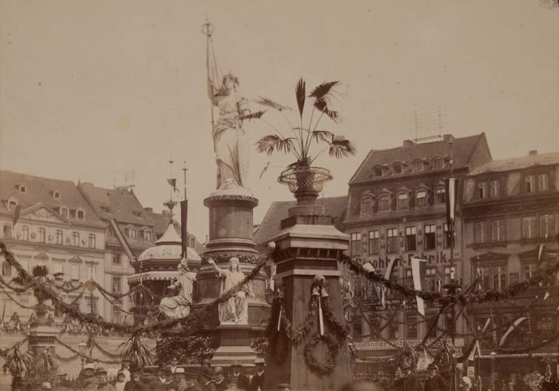 Festarchitektur um das Siegesdenkmal auf dem Altmarkt