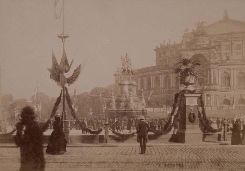 Festarchitektur auf dem Theaterplatz