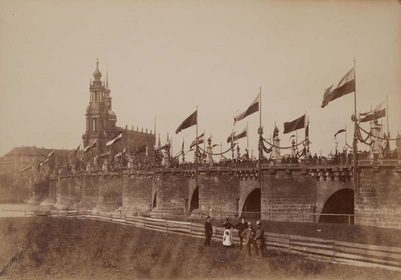 Alte Augustusbrücke im Festschmuck