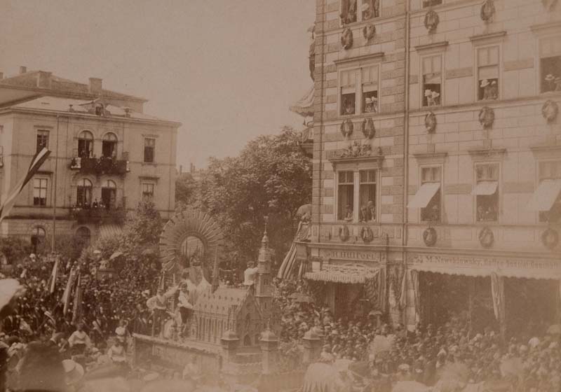 Festumzug auf der Prager Straße mit Prunkwagen der Stadt Chemnitz (Modell der Jacobikirche)