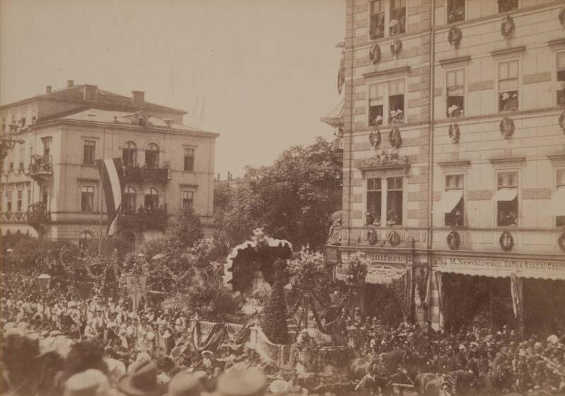 Festumzug auf der Prager Straße mit einem Prunkwagen