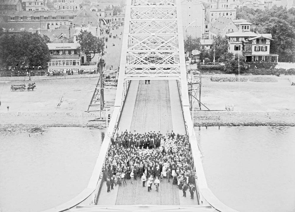 Das Blaue Wunder in Dresden wird am 15. Juli 1893 eingeweiht.