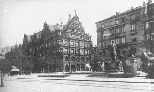 das Bismarck-Denkmal von hinten, dahinter das Victoria-Haus