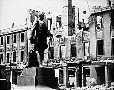 das Bismarck-Denkmal von vorn - die Stadt ist zerstört
