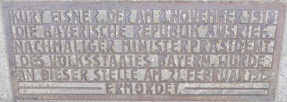 Inschrift auf der Gedenkplatte am Ort der Ermordung von Kurt Eisner