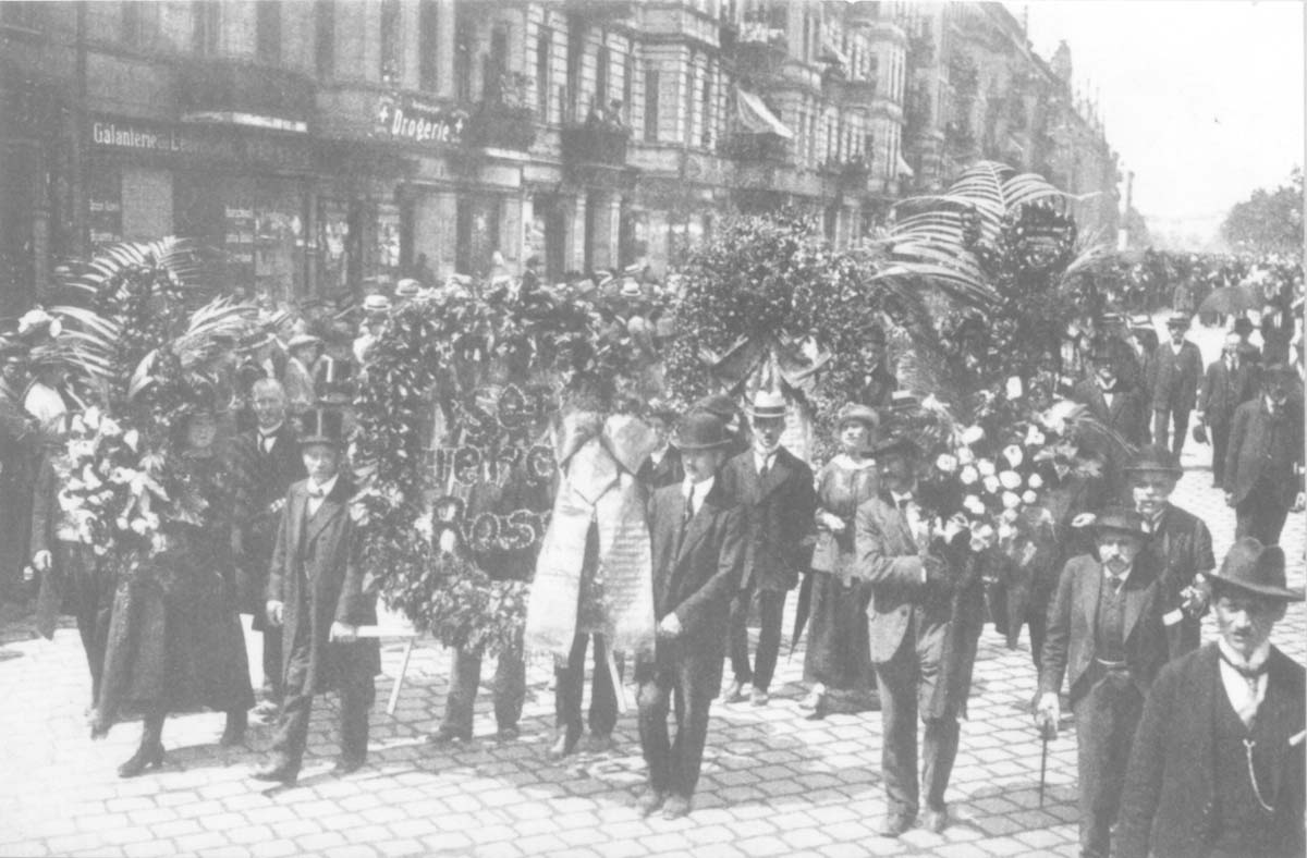 Trauerzug zur Beisetzung von Rosa Luxemburg am 13. Juni 1919