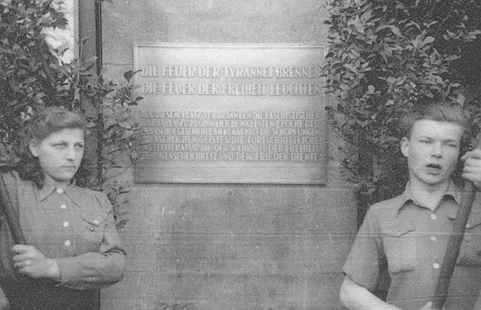 Ehrenwache an der Gedenktafel am 10. Mai 1948