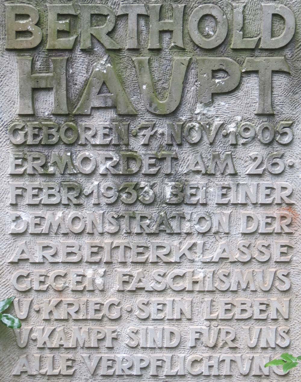 Inschrift des Gedenksteins für Berthold Haupt in Dresden-Kleinzschachwitz