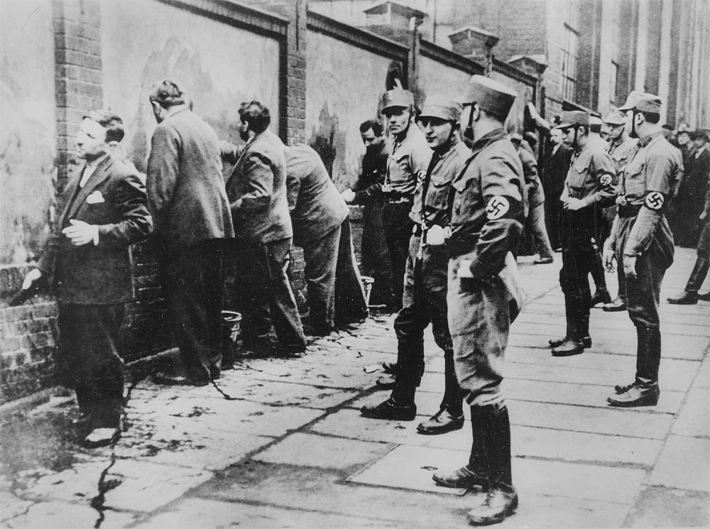 In Chemnitz zwingt die SA am 5.3.1933 jüdische Bürger, antifaschistische Parolen abzuwischen