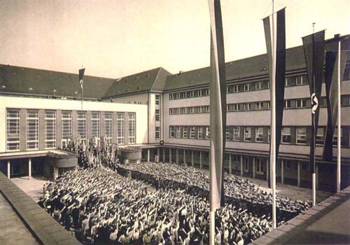 Eröffnungsfeier im Innenhof der Horst-Wessel-Schule