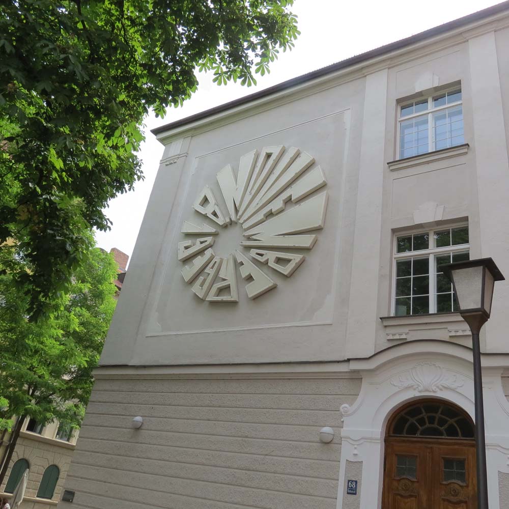 Gebäude der Türkenschule mit Neon-Installation