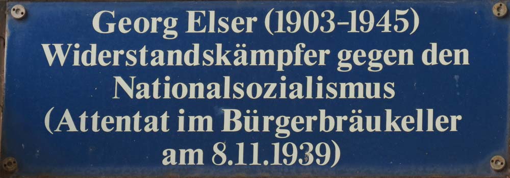 Text des Straßenschildes Georg-Elser-Platz in München