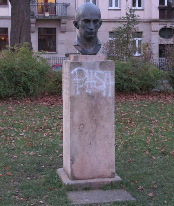 Gedenkstein und Büste für Rudolf Renner in Dresden-Cotta, Conertplatz