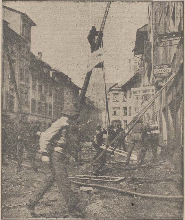 Feuerwehrleute auf der Leiter