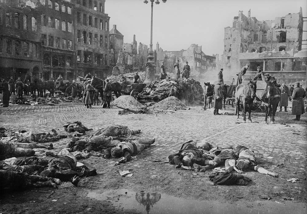 Leichenverbrennung auf dem Altmarkt Dresden nach den Bombenangriffen