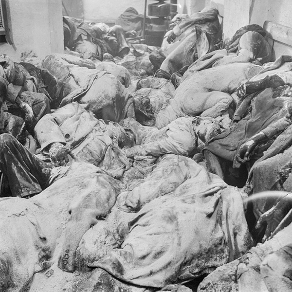 Blick in einen öffentlichen Luftschutzraum mit 243 Leichen im April 1946