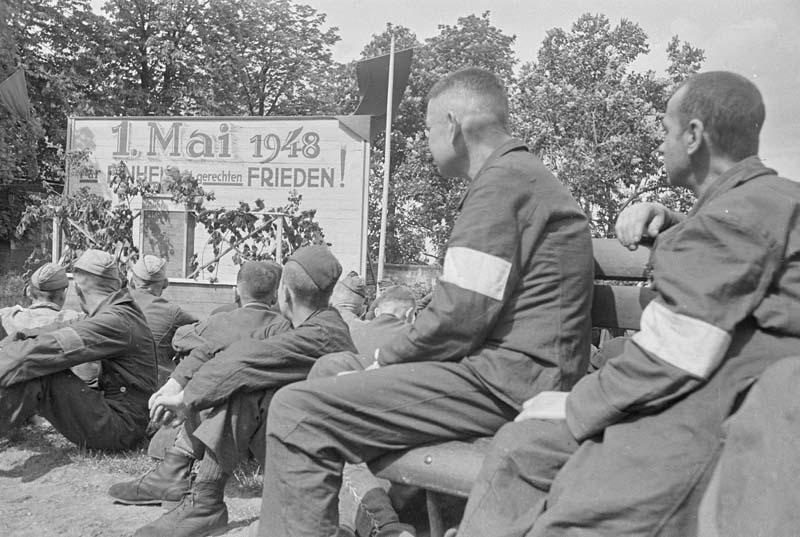 Die Heimkehrer hören die Rede des sächsischen Ministerpräsidenten Max Seydewitz