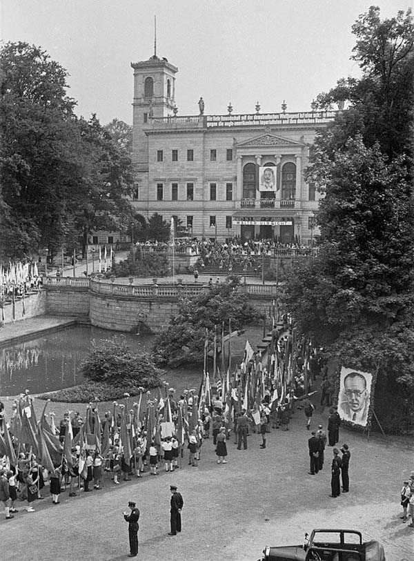 Umzug zur Einweihung des Pionierpalastes